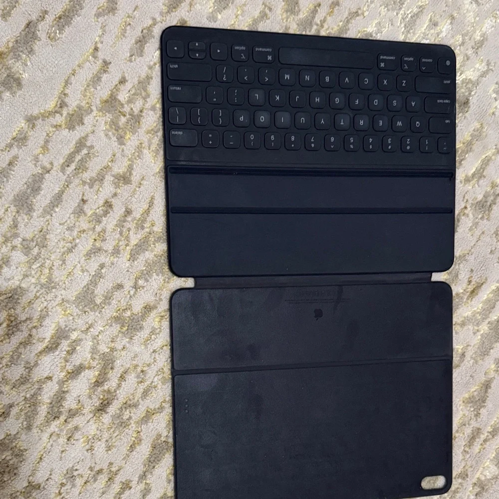 Apple 12.9 Pro IPad case with keyboard
